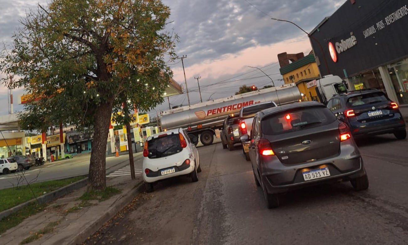 Camión incrustado en la vidriera de un comercio tras perder el control en avenida Peñaloza y Zeballos, en Santa Fe. No se registraron heridos. Foto: Vía X Periodista @Veroensinas.