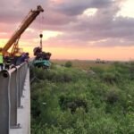 Camión siniestrado tras caer al arroyo en la autopista, durante el operativo de rescate.
