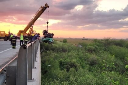 Camión siniestrado tras caer al arroyo en la autopista, durante el operativo de rescate.