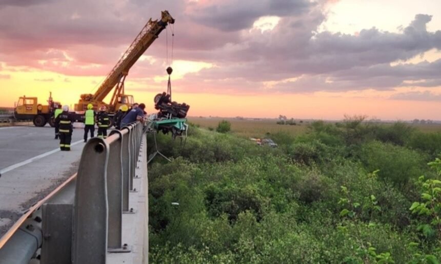 Camión siniestrado tras caer al arroyo en la autopista, durante el operativo de rescate.