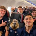 Jugadores de Capibaras XV durante el viaje rumbo a Brasil para enfrentar a Cobras, en imágenes compartidas por su cuenta oficial de Instagram (@capibaras_xv).