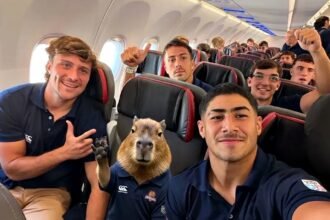 Jugadores de Capibaras XV durante el viaje rumbo a Brasil para enfrentar a Cobras, en imágenes compartidas por su cuenta oficial de Instagram (@capibaras_xv).