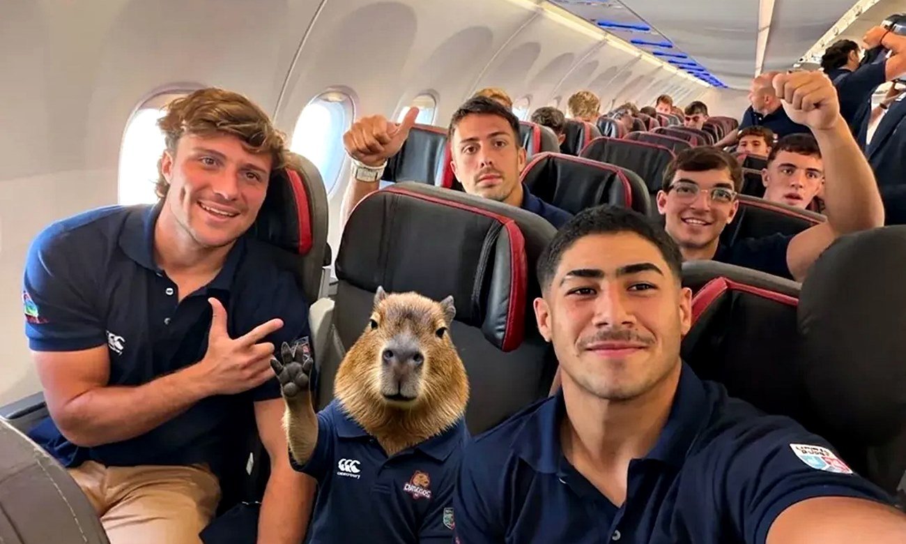 Jugadores de Capibaras XV durante el viaje rumbo a Brasil para enfrentar a Cobras, en imágenes compartidas por su cuenta oficial de Instagram (@capibaras_xv).