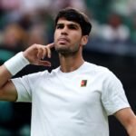 Carlos Alcaraz durante un partido, enfocado en su rendimiento físico y competitivo.