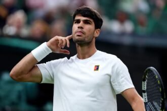 Carlos Alcaraz durante un partido, enfocado en su rendimiento físico y competitivo.