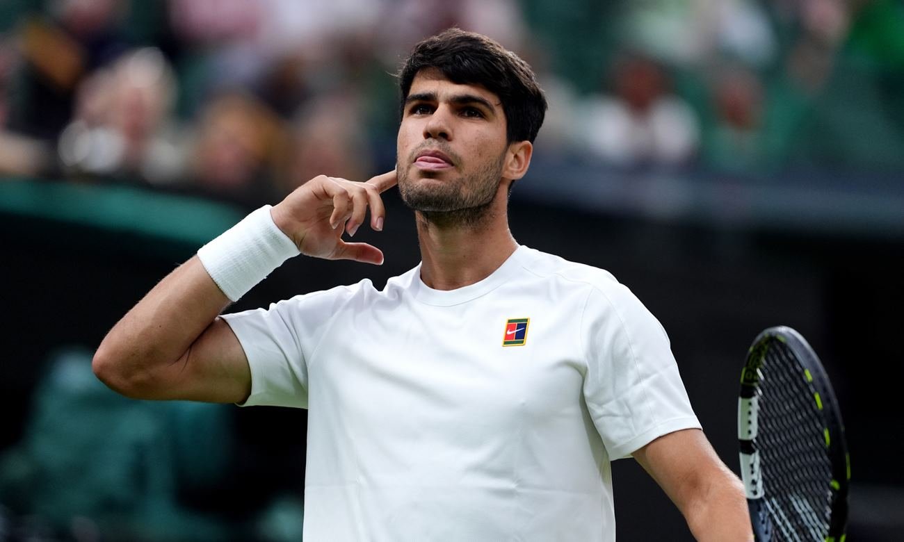 Carlos Alcaraz durante un partido, enfocado en su rendimiento físico y competitivo.