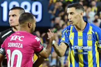 Ángel Di María dialoga con un jugador de Independiente del Valle en la previa del partido en el Gigante de Arroyito, en el debut de Rosario Central por la Copa Libertadores.