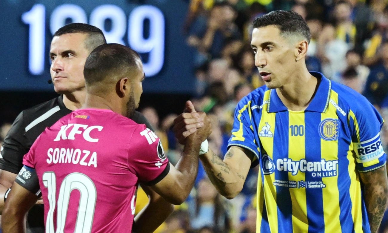 Ángel Di María dialoga con un jugador de Independiente del Valle en la previa del partido en el Gigante de Arroyito, en el debut de Rosario Central por la Copa Libertadores.