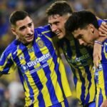 Jugadores de Rosario Central celebran un gol en el Gigante de Arroyito durante un partido oficial.