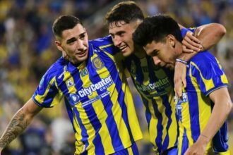 Jugadores de Rosario Central celebran un gol en el Gigante de Arroyito durante un partido oficial.