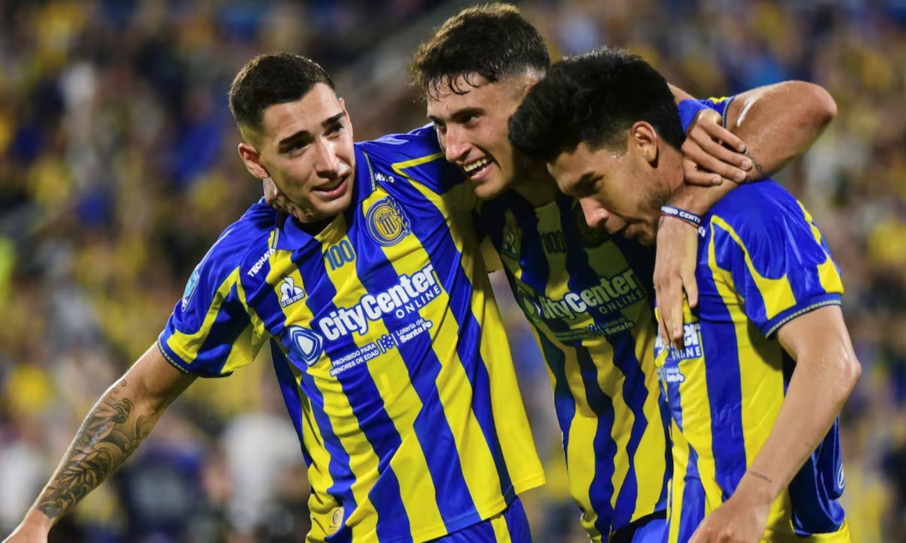 Jugadores de Rosario Central celebran un gol en el Gigante de Arroyito durante un partido oficial.