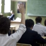 Docente dictando clases en una escuela secundaria de la provincia. Foto de archivo.