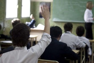 Docente dictando clases en una escuela secundaria de la provincia. Foto de archivo.