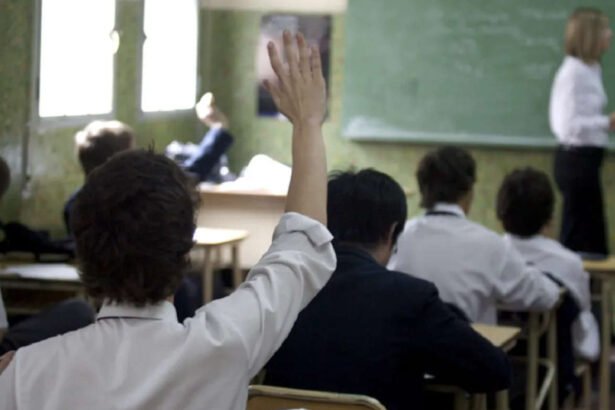 Docente dictando clases en una escuela secundaria de la provincia. Foto de archivo.