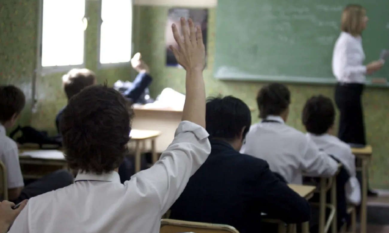 Docente dictando clases en una escuela secundaria de la provincia. Foto de archivo.