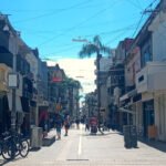 Peatonal santafesina en una mañana fresca y despejada, con movimiento habitual de vecinos y comercios en pleno centro. Foto de archivo
