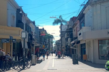 Peatonal santafesina en una mañana fresca y despejada, con movimiento habitual de vecinos y comercios en pleno centro. Foto de archivo