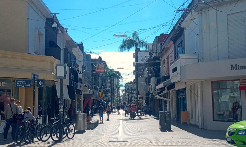 Peatonal santafesina en una mañana fresca y despejada, con movimiento habitual de vecinos y comercios en pleno centro. Foto de archivo
