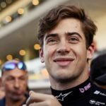 Franco Colapinto saluda al público durante una exhibición automovilística, acompañado por una multitud de fanáticos, en una imagen de archivo.