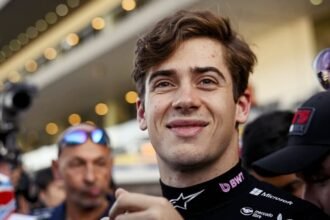 Franco Colapinto saluda al público durante una exhibición automovilística, acompañado por una multitud de fanáticos, en una imagen de archivo.