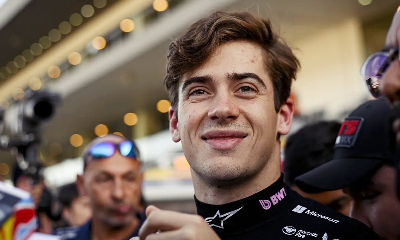 Franco Colapinto saluda al público durante una exhibición automovilística, acompañado por una multitud de fanáticos, en una imagen de archivo.