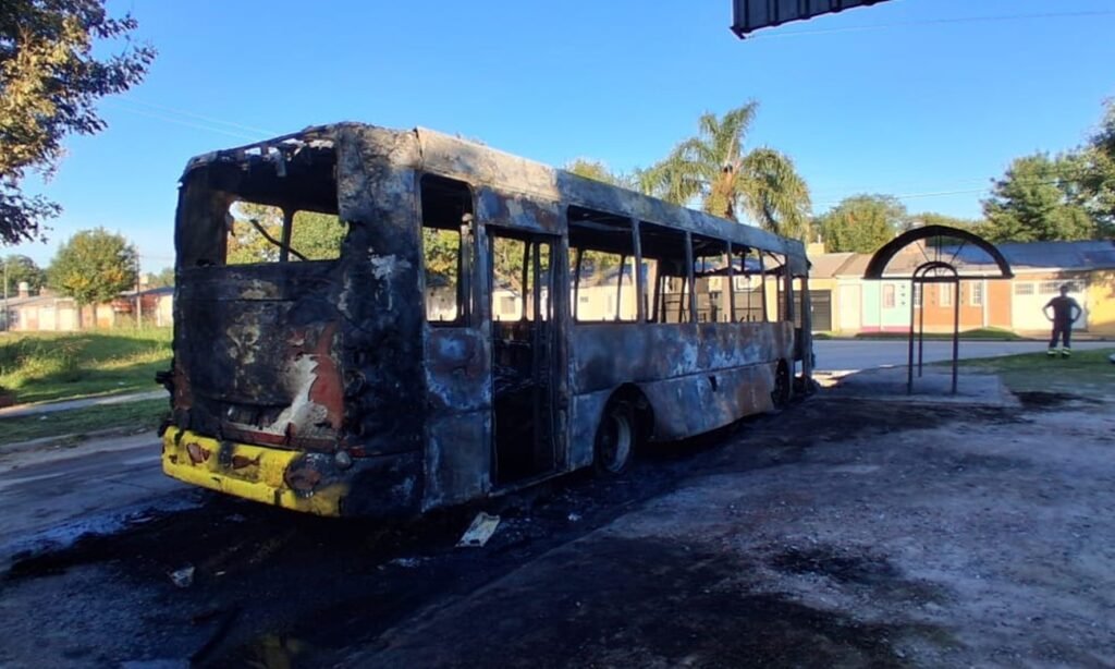 Colectivo de la Línea 11 envuelto en llamas en barrio Punta Norte durante la madrugada. Foto: gentileza.