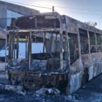 Impactante imagen del colectivo incendiado tras el siniestro ocurrido en el norte de Santa Fe. Foto: gentileza.