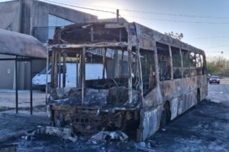 Impactante imagen del colectivo incendiado tras el siniestro ocurrido en el norte de Santa Fe. Foto: gentileza.
