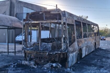 Impactante imagen del colectivo incendiado tras el siniestro ocurrido en el norte de Santa Fe. Foto: gentileza.