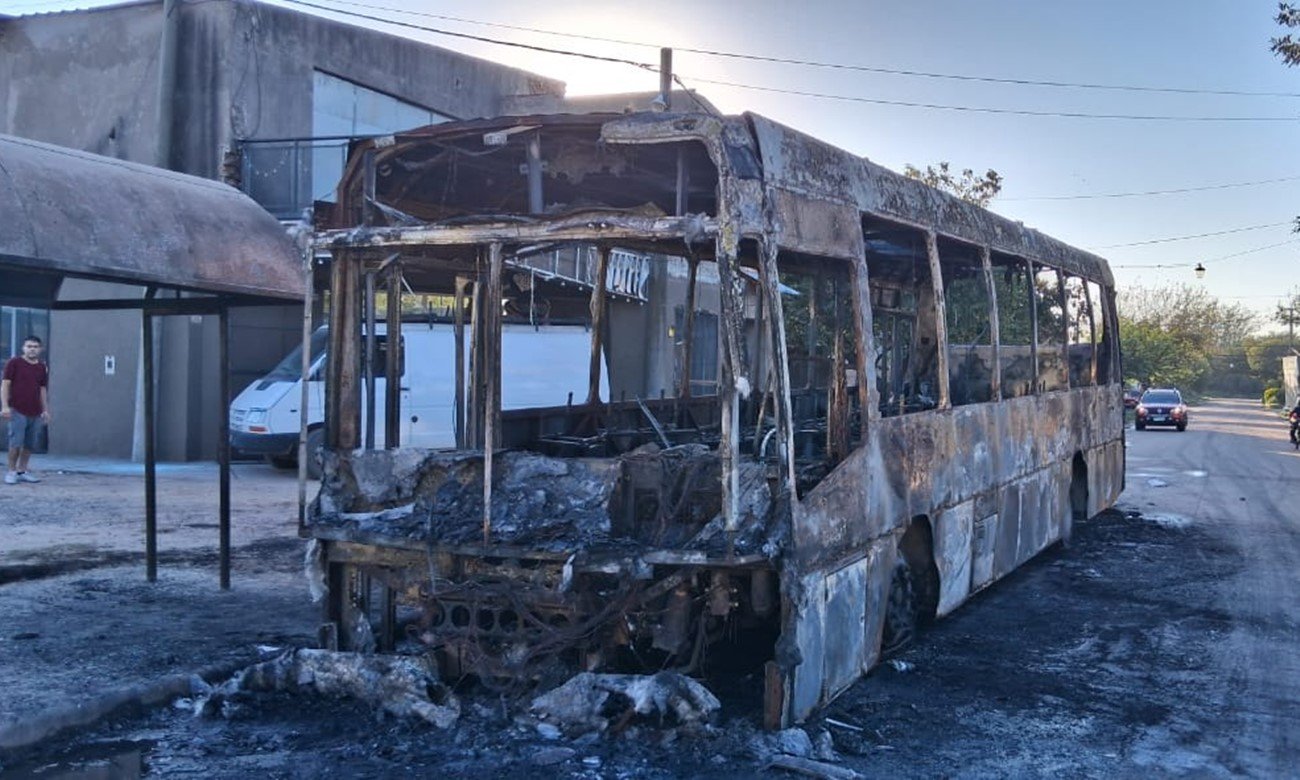 Impactante imagen del colectivo incendiado tras el siniestro ocurrido en el norte de Santa Fe. Foto: gentileza.