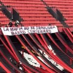 Bandera con mensaje intimidante desplegada en la cabecera norte del estadio de Club Atlético Colón durante un partido oficial.