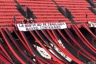 Bandera con mensaje intimidante desplegada en la cabecera norte del estadio de Club Atlético Colón durante un partido oficial.