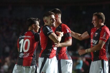 Festejo sabalero: los jugadores de Club Atlético Colón celebran uno de los goles en la victoria ante San Miguel. Foto: Gentileza.