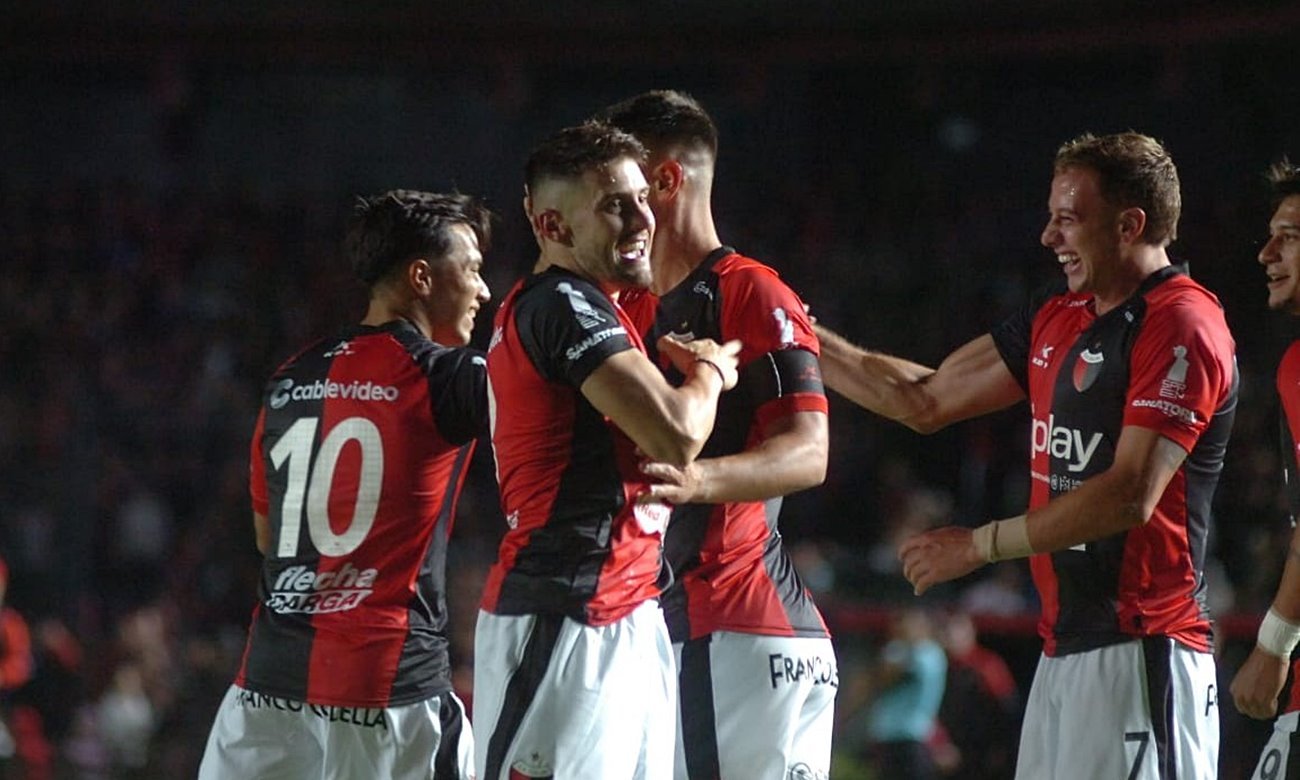 Festejo sabalero: los jugadores de Club Atlético Colón celebran uno de los goles en la victoria ante San Miguel. Foto: Gentileza.