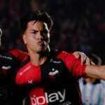 Ignacio Lago desata el festejo en el Brigadier López: el referente sabalero celebra un gol que enciende a todo Colón. Foto: Gentileza.