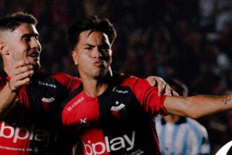Ignacio Lago desata el festejo en el Brigadier López: el referente sabalero celebra un gol que enciende a todo Colón. Foto: Gentileza.