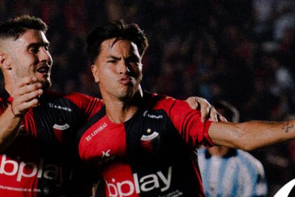 Ignacio Lago desata el festejo en el Brigadier López: el referente sabalero celebra un gol que enciende a todo Colón. Foto: Gentileza.