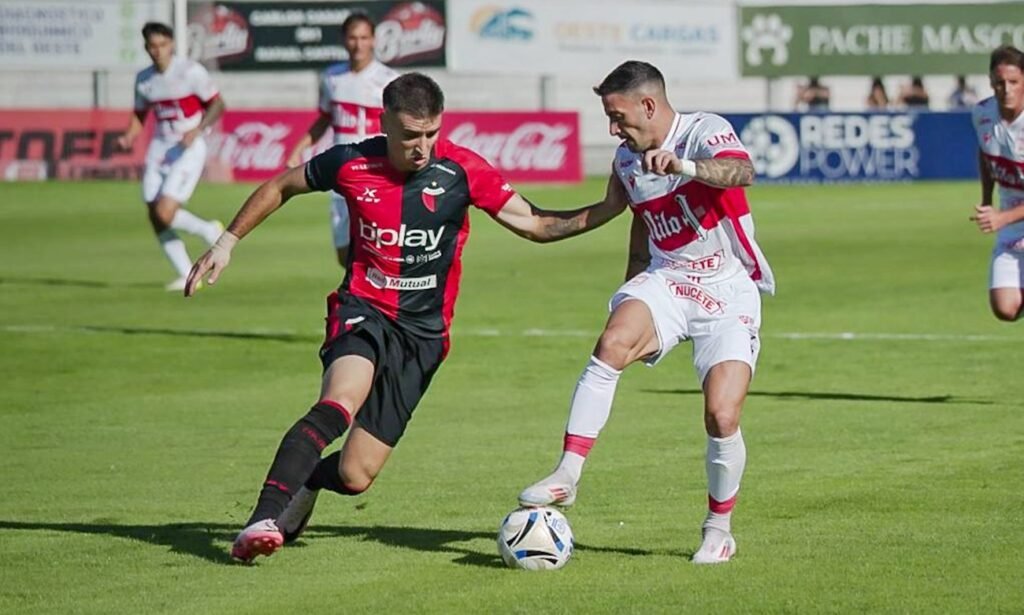 Jugadores de Colón y Deportivo Morón disputan el balón en un encuentro de la Primera Nacional