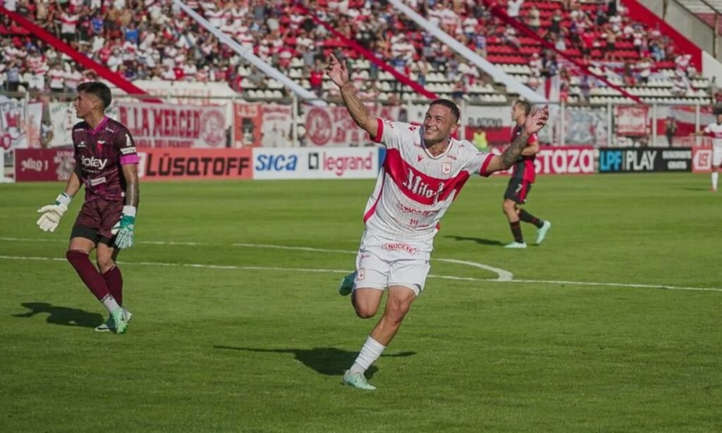 Acción de juego entre Colón y Deportivo Morón durante un partido de la Primera Nacional.