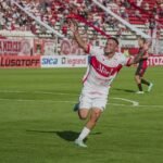 Acción de juego entre Colón y Deportivo Morón durante un partido de la Primera Nacional.