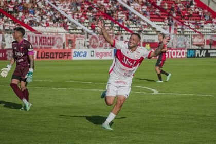 Acción de juego entre Colón y Deportivo Morón durante un partido de la Primera Nacional.