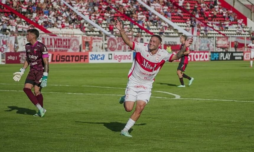 Acción de juego entre Colón y Deportivo Morón durante un partido de la Primera Nacional.