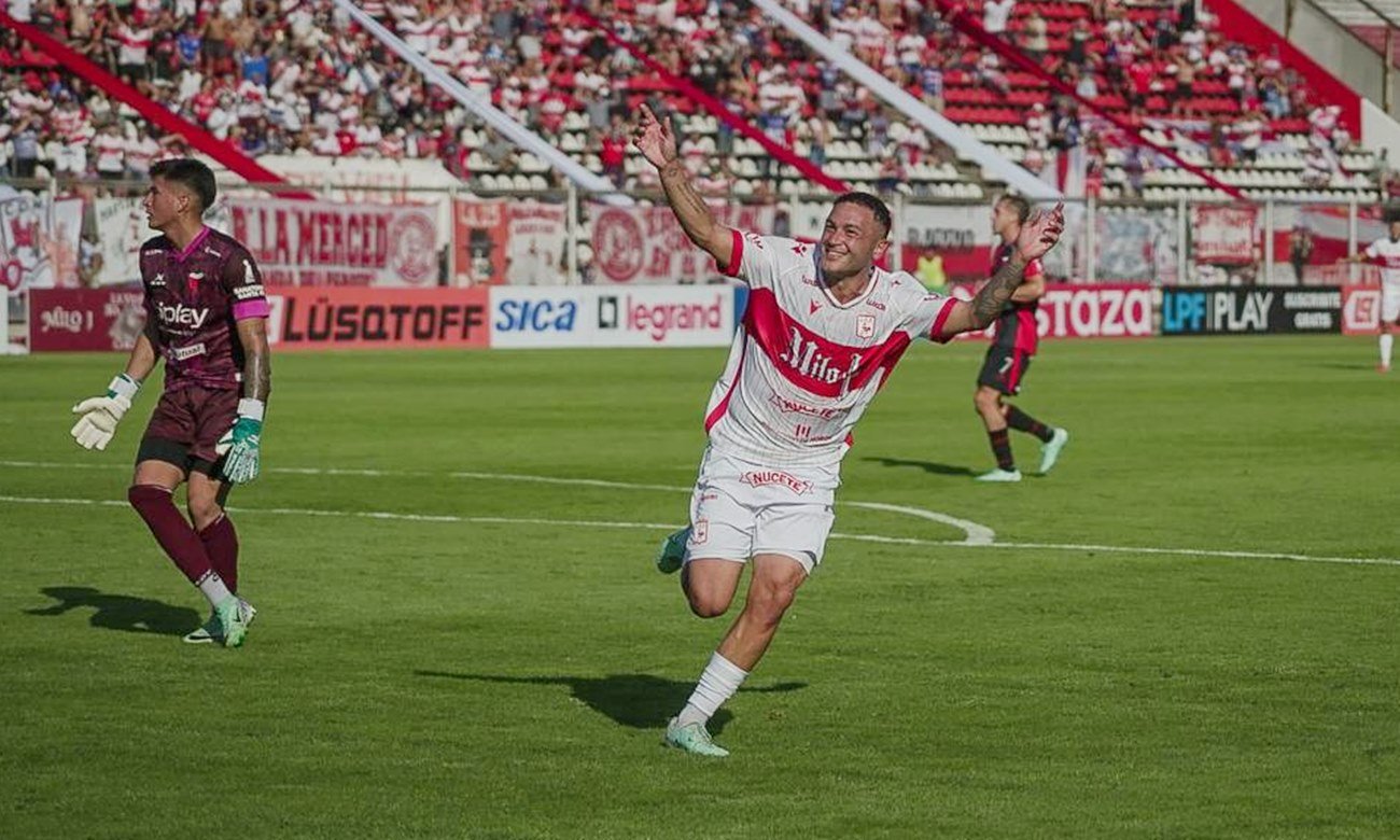 Acción de juego entre Colón y Deportivo Morón durante un partido de la Primera Nacional.