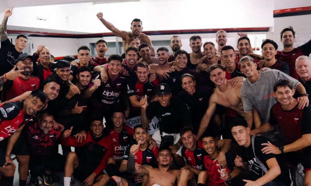 El plantel de Colón celebra en el vestuario del Brigadier López tras un triunfo clave ante Racing de Córdoba, en una muestra de unidad y carácter. Foto: Gentileza.