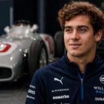 Franco Colapinto junto a la histórica “Flecha de Plata”, símbolo del legado de Juan Manuel Fangio en la Fórmula 1. Foto ilustrativa.