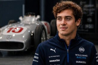 Franco Colapinto junto a la histórica “Flecha de Plata”, símbolo del legado de Juan Manuel Fangio en la Fórmula 1. Foto ilustrativa.