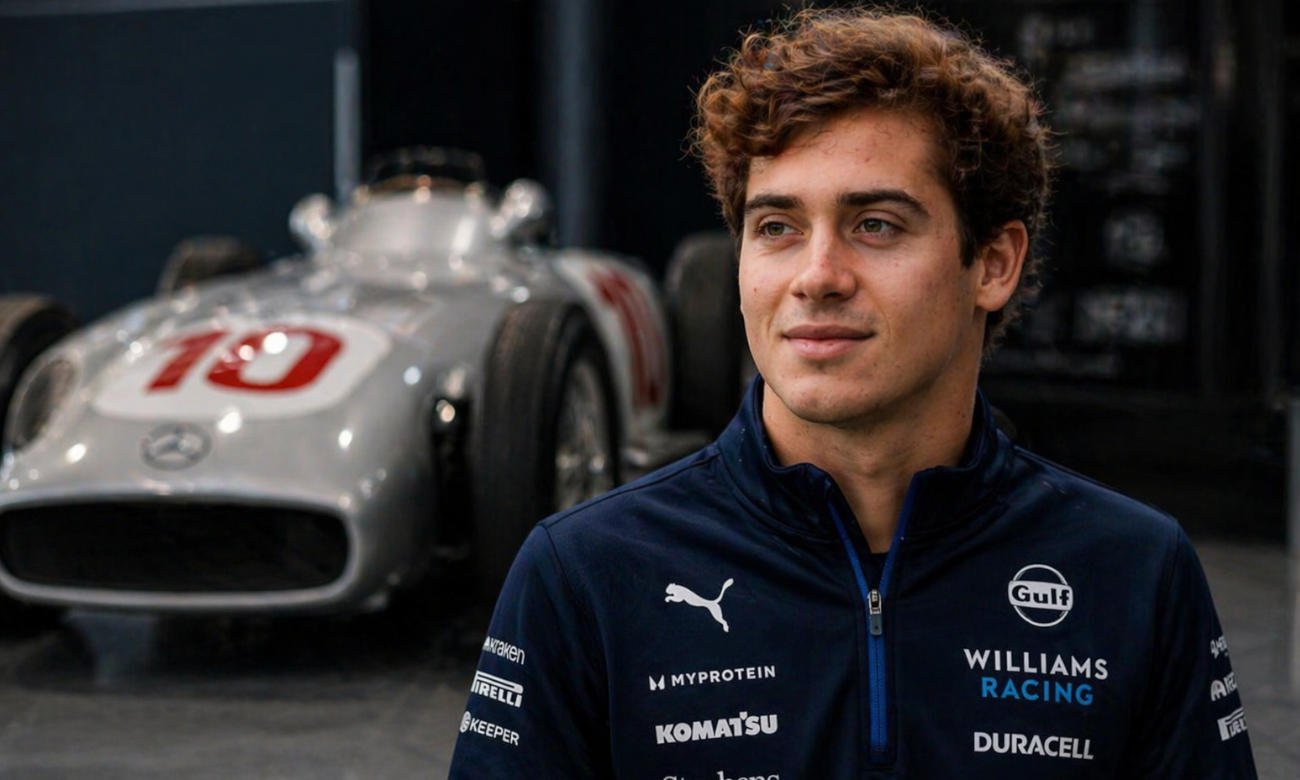 Franco Colapinto junto a la histórica “Flecha de Plata”, símbolo del legado de Juan Manuel Fangio en la Fórmula 1. Foto ilustrativa.