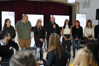 Concejales del Concejo Municipal de Santa Fe presentan propuestas durante un encuentro del programa ADN Santa Fe.