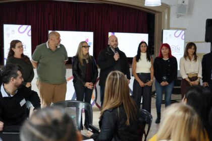 Concejales del Concejo Municipal de Santa Fe presentan propuestas durante un encuentro del programa ADN Santa Fe.