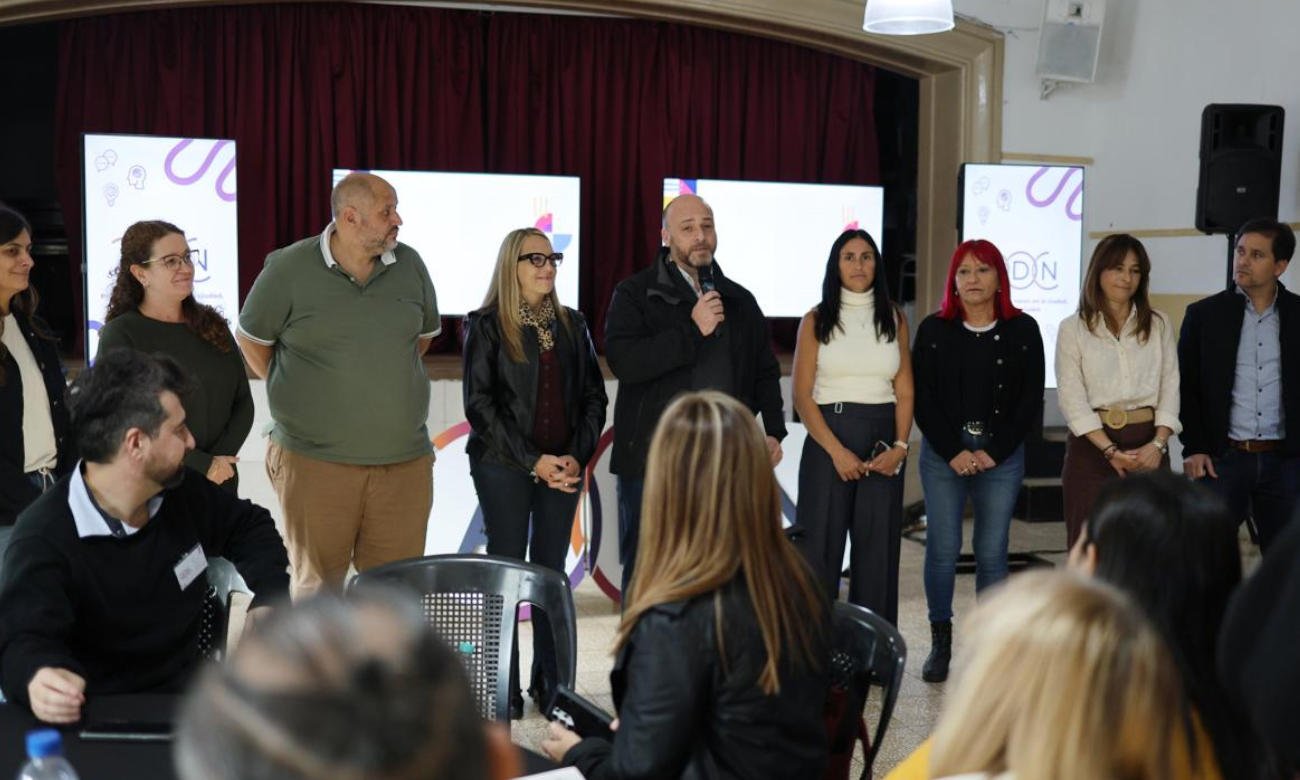 Concejales del Concejo Municipal de Santa Fe presentan propuestas durante un encuentro del programa ADN Santa Fe.